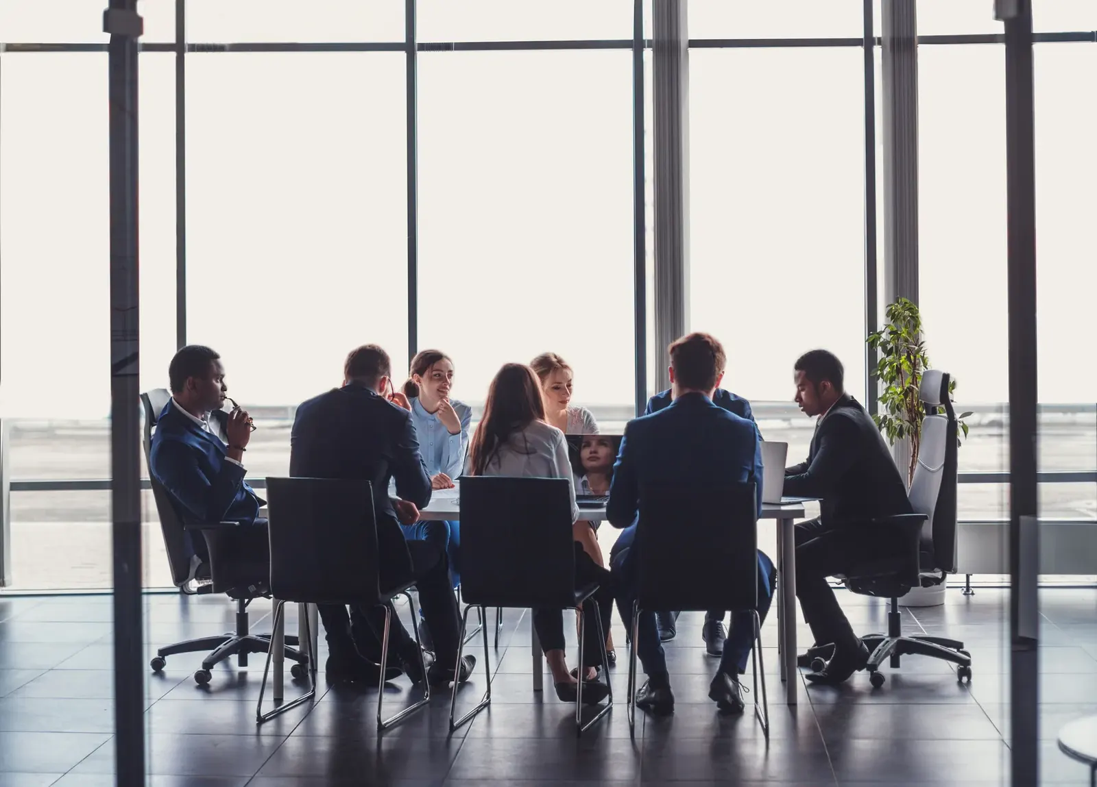 Managementteam in overleg aan tafel