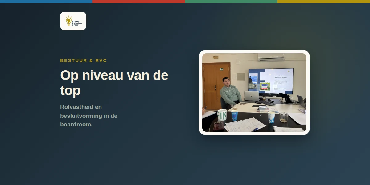 Werksessie in een bestuurskamer, met de presentatie op het scherm