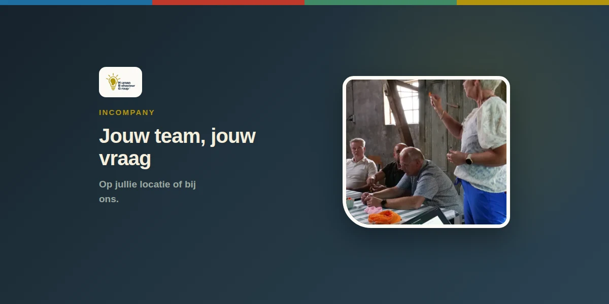 Kaartbeeld incompany teamsessie: een team aan tafel met blokken, Margot de Jong staat erbij en legt uit