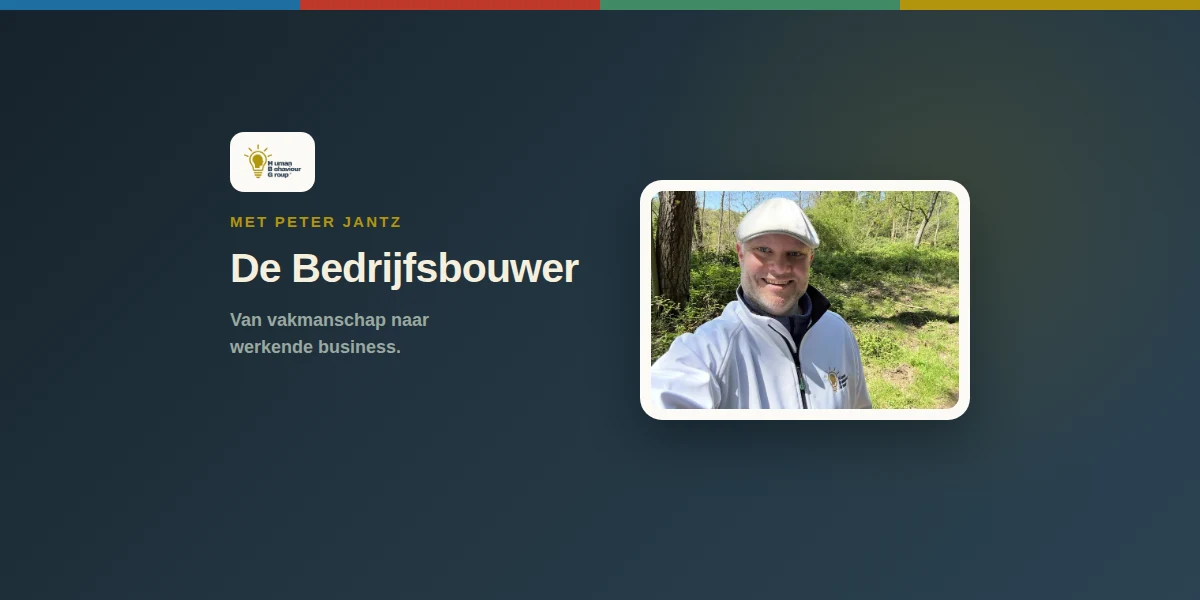 Peter Jantz buiten in het groen, lachend in de camera