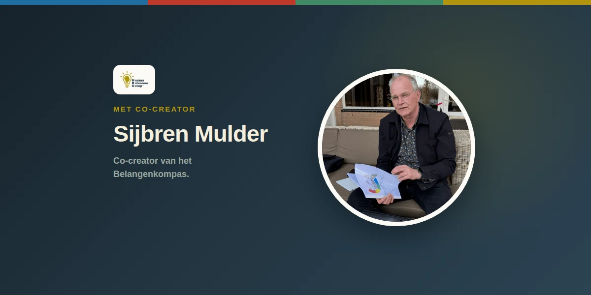 Rond portret van Sijbren Mulder met het Belangenkompas in de hand