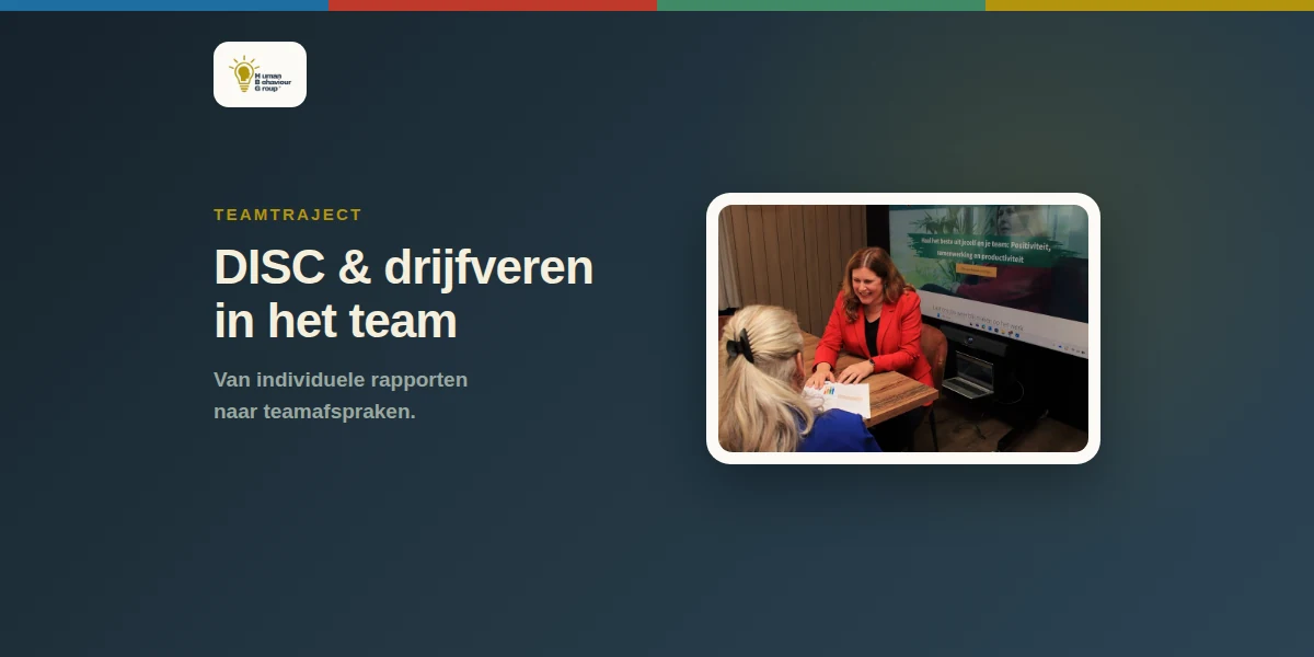 Trainer en deelnemer aan tafel tijdens een debriefing