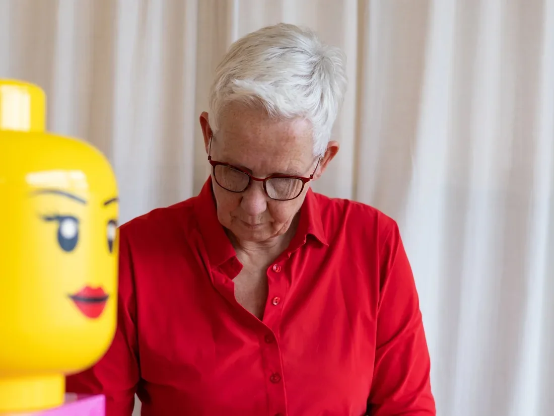 Margot de Jong bouwt met blokken op tafel tijdens een sessie