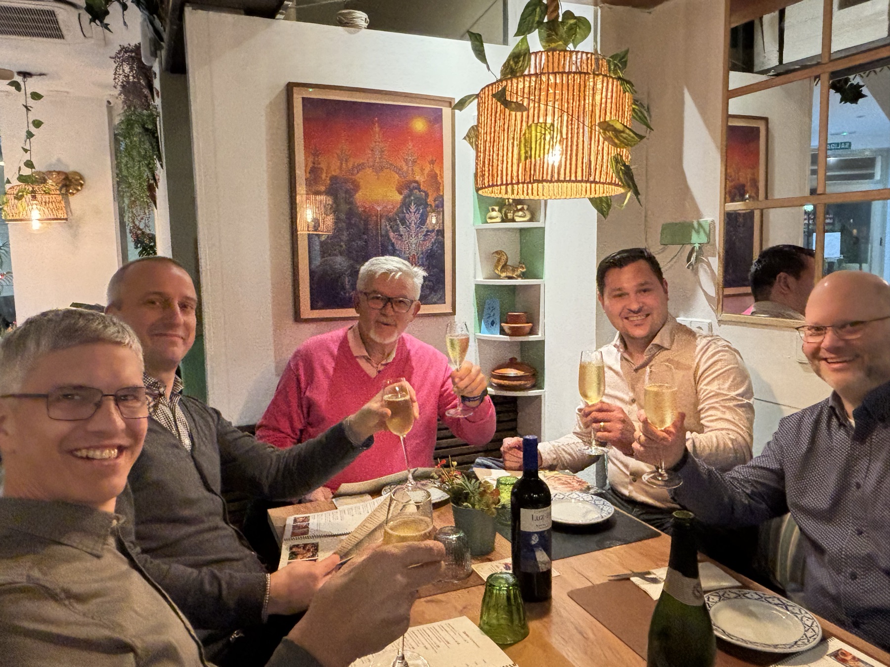Team proost samen na een sessie