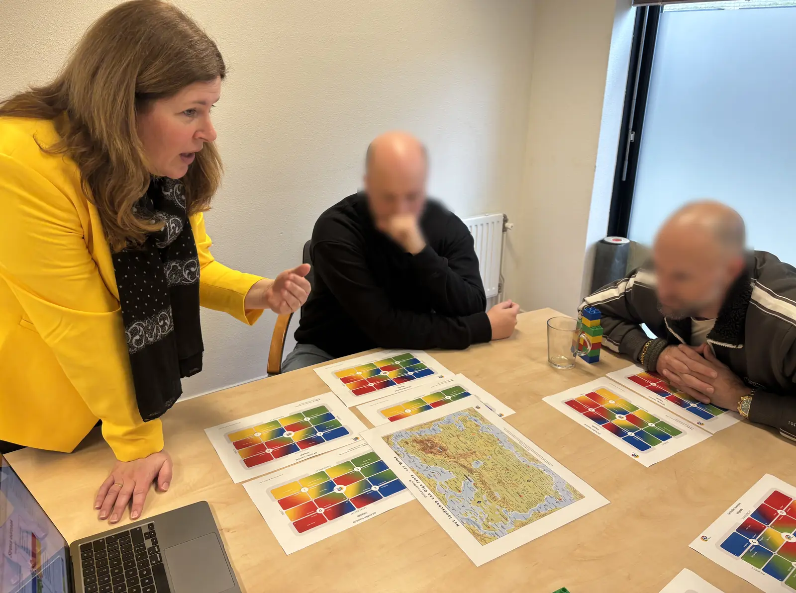 Olga Jantz geeft een teamtraining met DISC-werkbladen op tafel