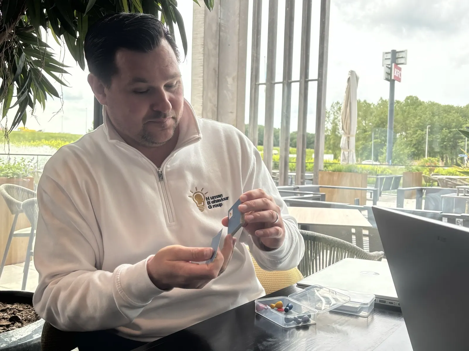 Werkvorm met DISC-kaarten tijdens een HBG-training