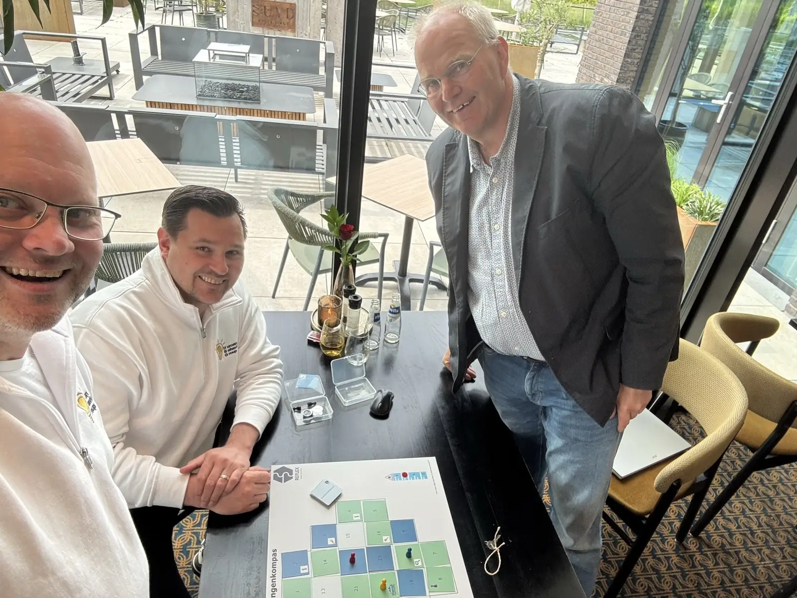 Peter Jantz en Theo Brack aan tafel met een opdrachtgever